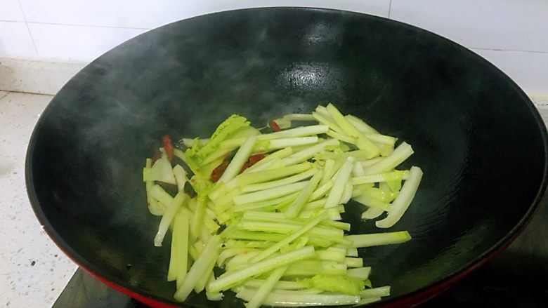 大白菜炒粉条,倒入白菜根部，炒几下使白菜瘪下去。