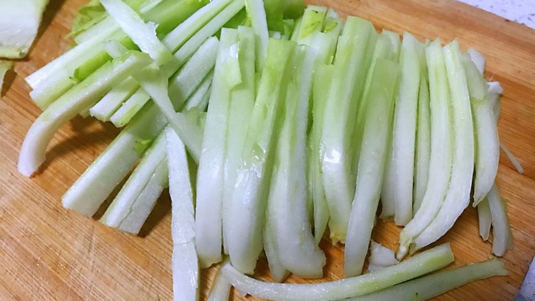 大白菜炒粉条,白菜根部切成条。