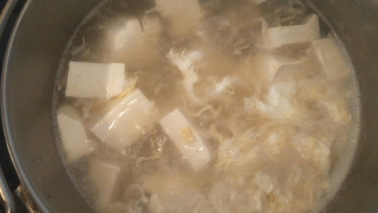 豆腐牛肉汤,放入牛肉再煮十五分钟后放入蛋液。