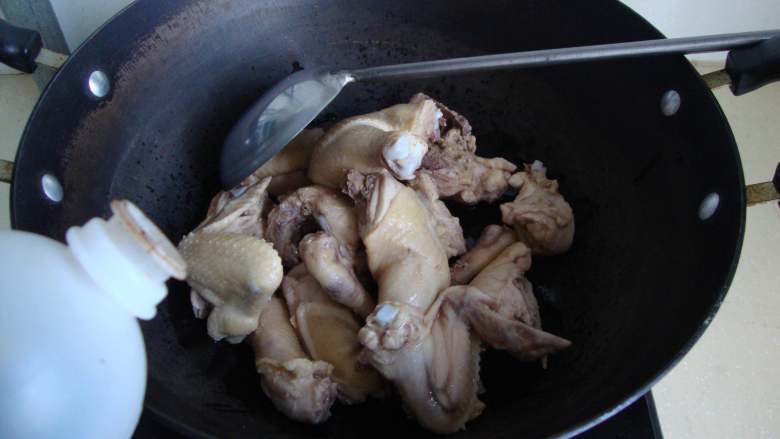 一锅出俩菜：大锅蒸海鲜,底油炒香葱姜，放鸡块、酱油少许炒香。加水炖10分钟