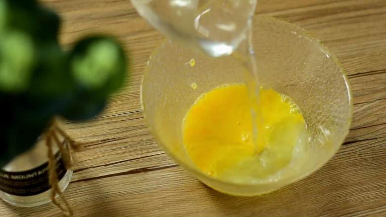 虾仁豆腐水蒸蛋，吹弹可破、鲜嫩无比说的就是它,鸡蛋打散兑入两倍的温水拌匀。