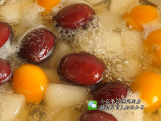 秋冬润肺止咳饮 金桔雪梨汤,中火煮20-30分钟即可，煮的过程中，红枣会煮出一些浮沫，用勺子撇去。
