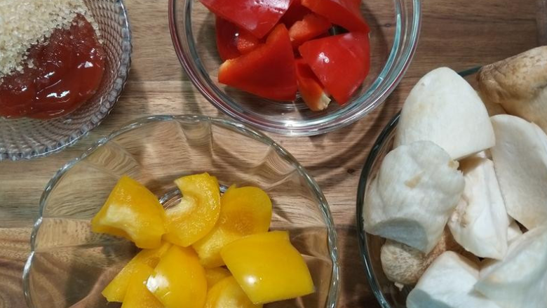 【糖醋杏鲍菇】素食年菜,杏鲍菇切滚刀块或片，红黄甜椒先切成宽粗条，再切成三角片。