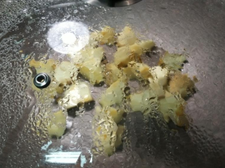 【糖醋杏鲍菇】素食年菜,盖上盖子后大约两分鐘左右，会看到盖子又变透明了 这时候可以开盖 检查看看杏鲍菇熟了没， 若还没软熟可以再多闷一会儿。