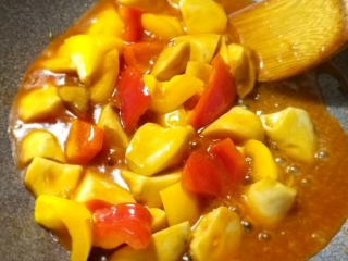 【糖醋杏鲍菇】素食年菜,勾芡后后加入甜椒片，略為拌炒即可起锅。
甜椒可以生吃，所以不炒太软，口感较佳。