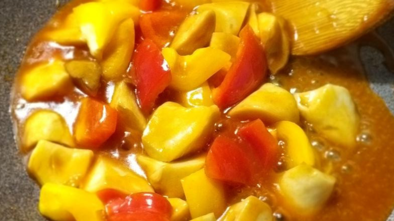 【糖醋杏鲍菇】素食年菜,勾芡后后加入甜椒片，略為拌炒即可起锅。
甜椒可以生吃，所以不炒太软，口感较佳。