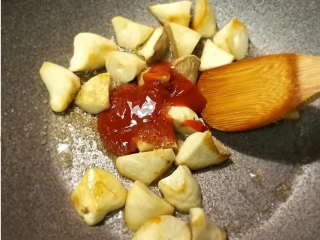 【糖醋杏鲍菇】素食年菜,杏鲍菇软熟了以后，加入番茄酱与糖中火拌炒一下。
