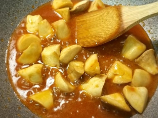 【糖醋杏鲍菇】素食年菜,加入白醋与少许水份拌炒一下。