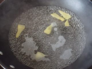 灵芝虫草花鸡汤,锅里倒入适量清水加入姜片煮沸