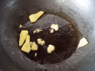 灵芝虫草花鸡汤,将撕出的鸡油和姜片放入锅里热出油