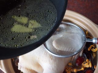 灵芝虫草花鸡汤,再在锅里倒入少许清水，将油水通过网筛滤入砂锅煲内
