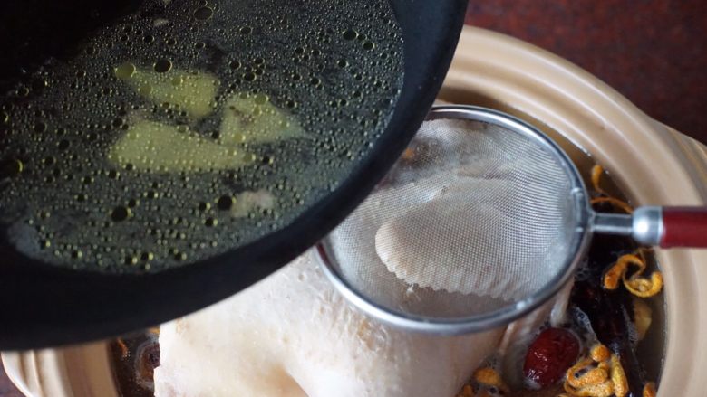 灵芝虫草花鸡汤,再在锅里倒入少许清水，将油水通过网筛滤入砂锅煲内