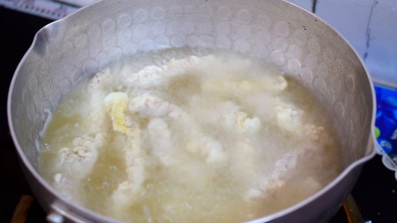 椒盐排条,锅中倒入适量的食用油烧至7-8成热，放入猪肉条，炸至淡黄色
