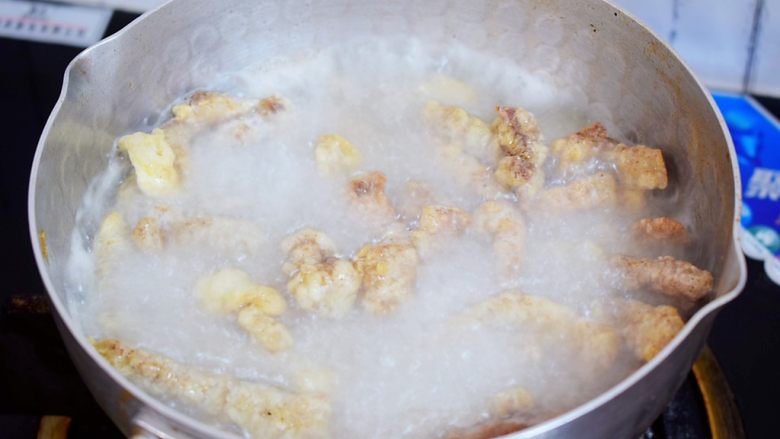 椒盐排条,等锅中的油温再次升高时，放入复炸至金黄色