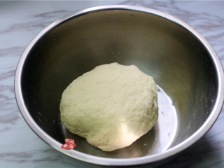田园馅饼,面粉加入2克盐，倒入温水搅拌均匀，揉成光滑的面团，遮上盖子或保鲜膜，醒发一阵子。