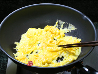 田园馅饼,热锅倒入油，倒入蛋液煎成蛋皮，用筷子快速划散，盛出备用。