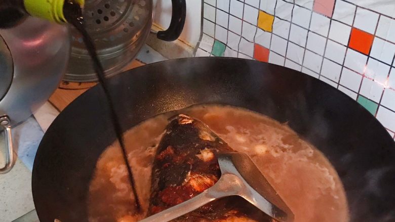 豆瓣酱千岛湖鱼头豆腐,加适量酱油，然后盖上锅盖，转中小火，煮15分钟