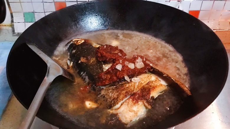 豆瓣酱千岛湖鱼头豆腐,然后加入热开水，水量和图片中那么多就差不多了