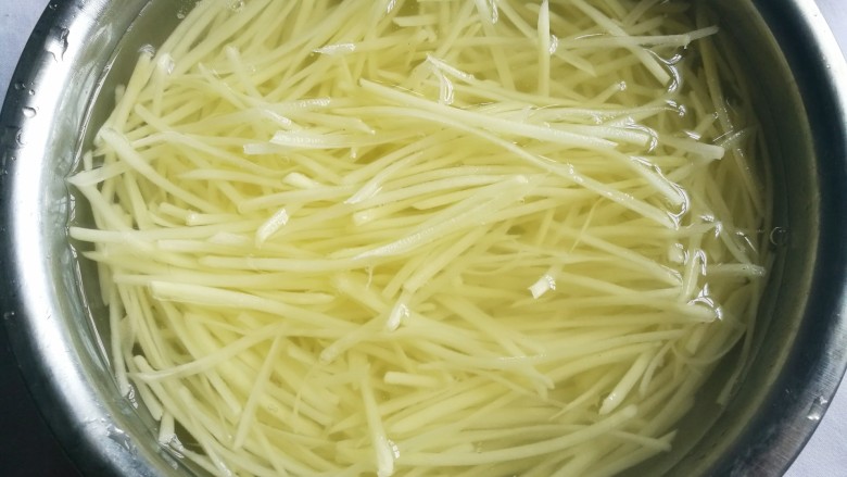 清清爽爽的酸辣土豆丝,切丝泡凉水中10分钟，再清洗几次。