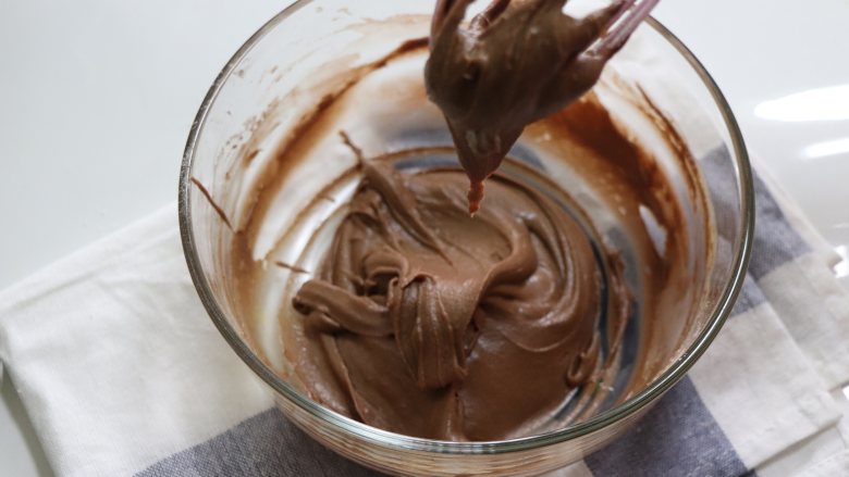 巧克力玛德琳,倒入液体黄油，继续搅拌匀，之后覆盖保鲜膜放入冷藏30分中，之后取出，回温一会，搅拌细腻，放到裱花袋中。