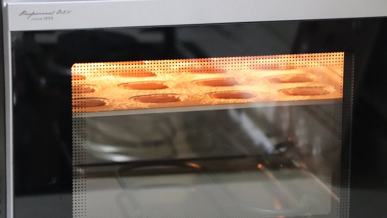巧克力玛德琳,提前安排好时间预热烤箱175度，预热好后，用175度烘烤13分钟左右。