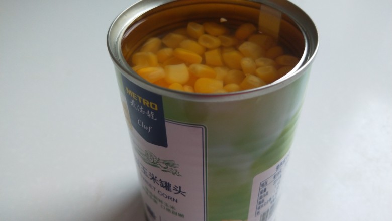 松仁玉米  新文美食,罐头玉米一罐倒出来控掉水。