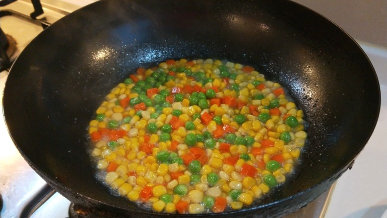 松仁玉米  新文美食,在用水淀粉勾芡。