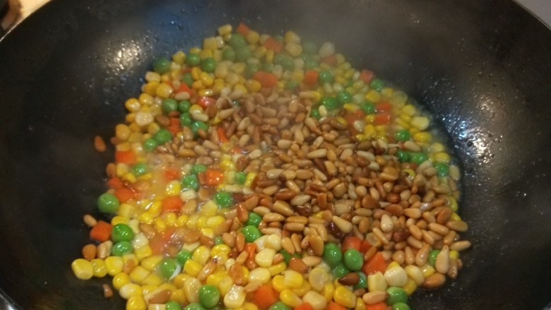 松仁玉米  新文美食,最后倒入松仁炒均匀即可出锅。