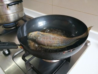 年年有鱼  红烧黄花鱼,下油炸鱼的时候不会溅油。而且也不会沾锅。