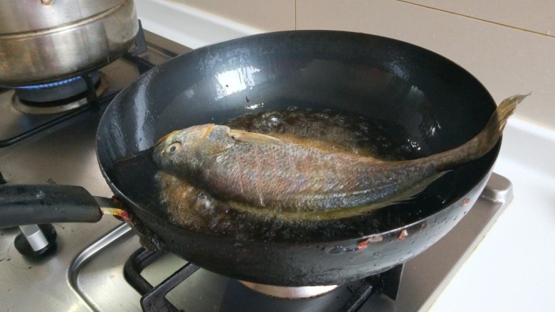 年年有鱼  红烧黄花鱼,下油炸鱼的时候不会溅油。而且也不会沾锅。