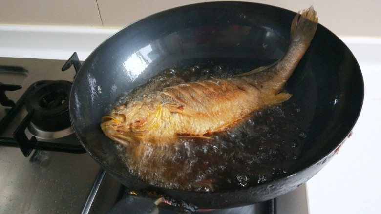 年年有鱼  红烧黄花鱼,炸制两面金黄即可。