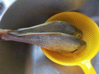 年年有鱼  红烧黄花鱼,放入漏筐控水。