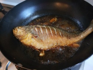 年年有鱼  红烧黄花鱼,放入一条鱼，加入适量水烧开。