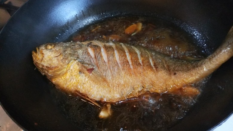 年年有鱼  红烧黄花鱼,放入一条鱼，加入适量水烧开。