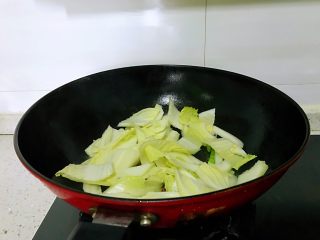 大白菜炒木耳,放入白菜片。