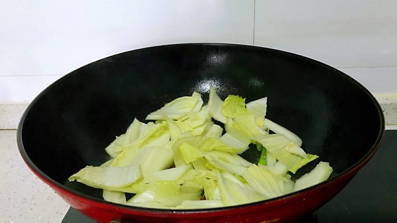 大白菜炒木耳,放入白菜片。