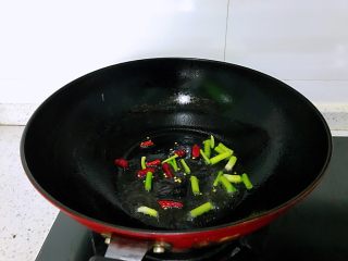 大白菜炒木耳,锅中放油，小火加热，放入葱和辣椒，炒出香味儿。没有辣椒或者不喜欢吃可以不放，我只是放了几个调味。