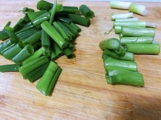 大白菜炒木耳,小葱切成段，根部和叶子分开放，炒的时候易于入锅。