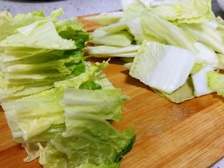 大白菜炒木耳,大白菜洗干净，菜帮子部位用菜刀片着切成片状，和白菜叶子分开切。片着切的大白菜炒的时候更容易入味。