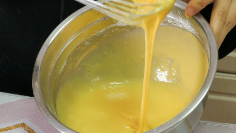 香脆芝麻蛋卷 超酥脆,搅拌后拉起缓慢流下即可。