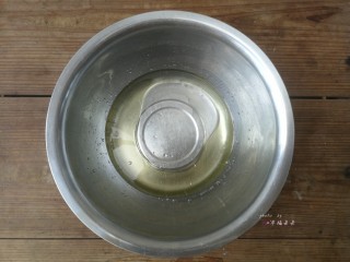 彩绘玫瑰蛋糕卷,玉米油和水一起加入干净的盆中