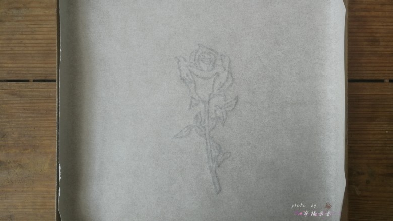 彩绘玫瑰蛋糕卷,将绘有玫瑰花的油纸反面朝上，铺在28*28cm的金盘内