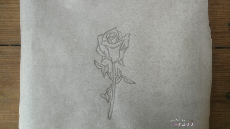 彩绘玫瑰蛋糕卷,在一张干净的油纸上用铅笔手绘或者拓印勾勒出一朵玫瑰花