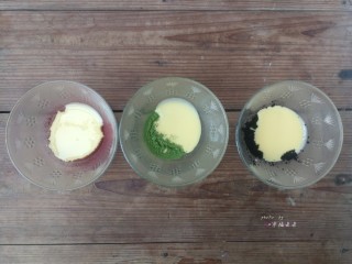 彩绘玫瑰蛋糕卷,红曲粉、抹茶粉和竹炭粉分别放入三个小碗中，在每个小碗中分别舀入一大勺子（约15g）步骤7做好的蛋黄糊
