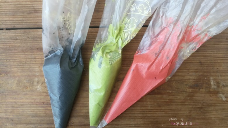 彩绘玫瑰蛋糕卷,将三种颜色的面糊装入裱花袋