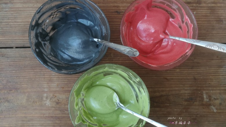 彩绘玫瑰蛋糕卷,将打发的蛋白霜分别舀出两勺放入步骤9拌好的三种颜色的面糊中，再分别翻拌均匀，此时开始180度预热烤箱