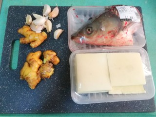 砂锅鱼头豆腐煲,首先准备好材料，葱白没拍到