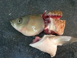 砂锅鱼头豆腐煲,然后将鱼切小块