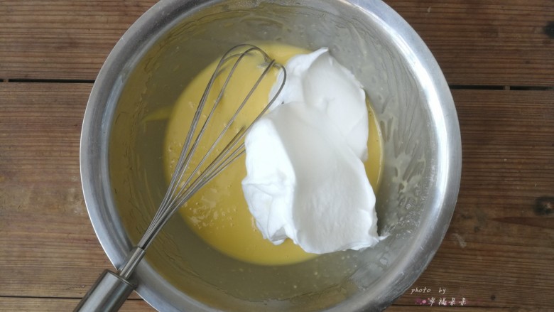 彩绘玫瑰蛋糕卷,剩余的蛋白霜取1/3入蛋黄糊盆中，用刮刀翻拌均匀