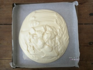 彩绘玫瑰蛋糕卷,拌匀后的面糊全部倒入步骤14经过烘烤定型的玫瑰花油纸上